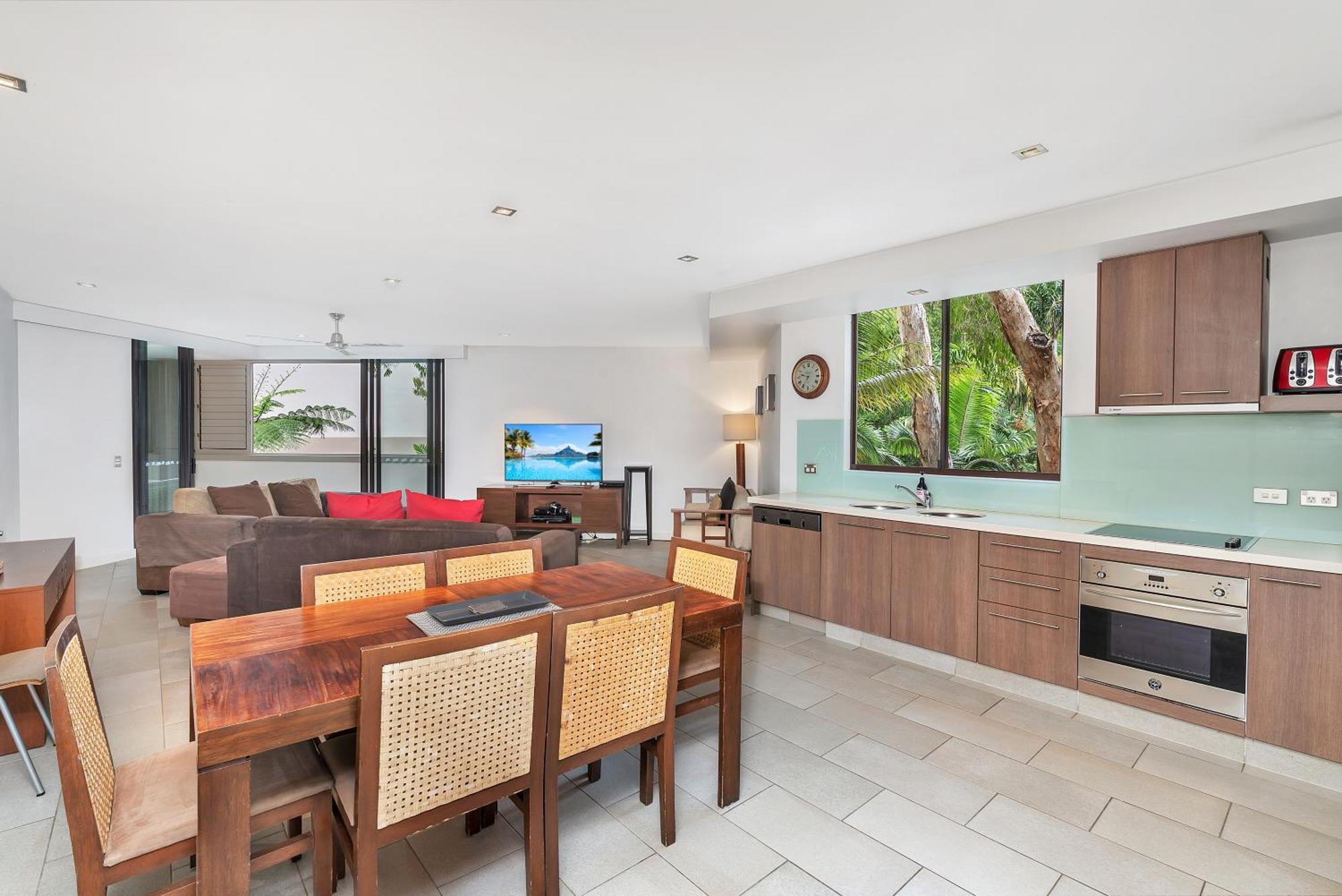 Private Apartments In The Temple Beachfront Resort Palm Cove Habitación foto