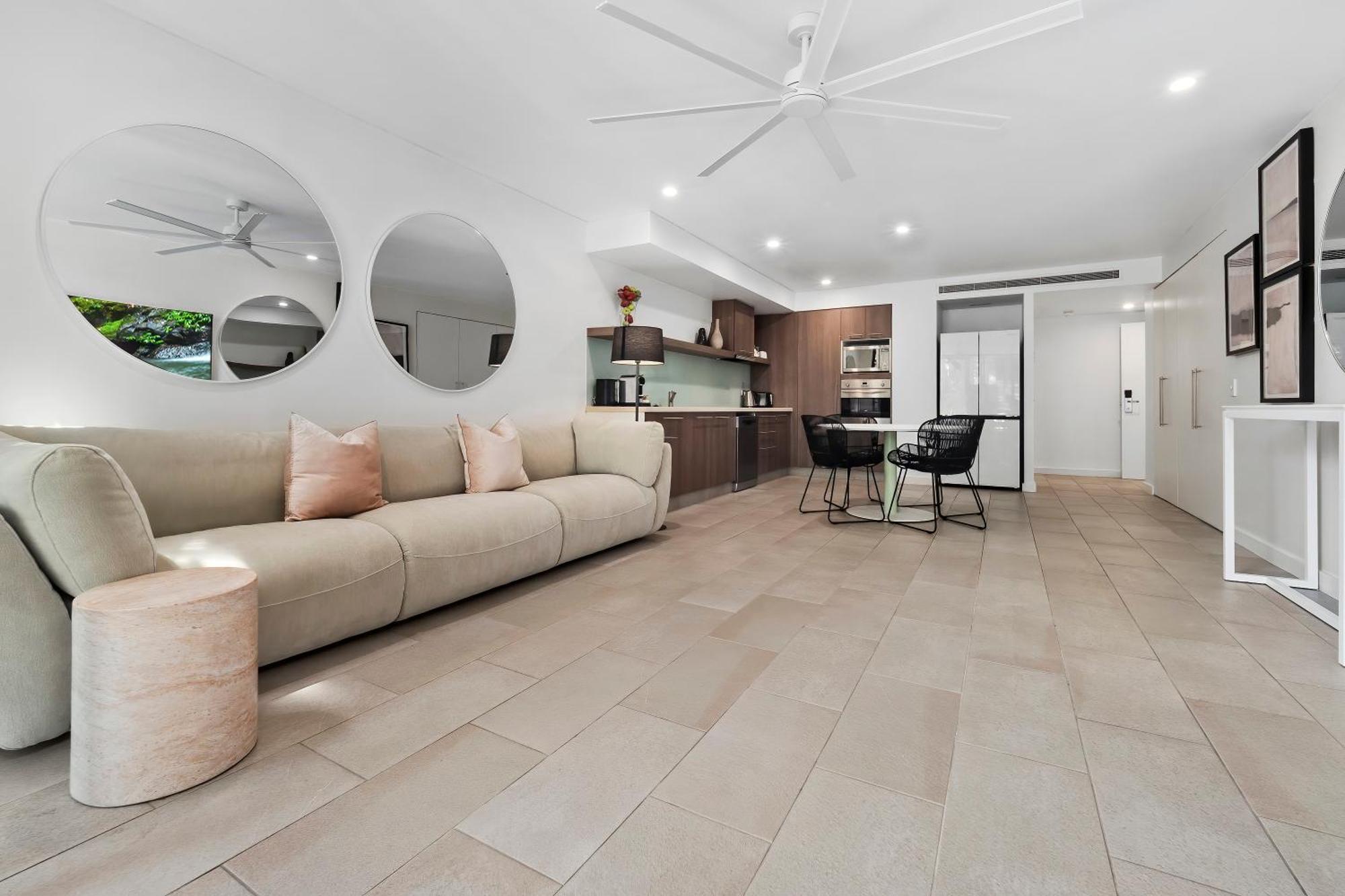 Private Apartments In The Temple Beachfront Resort Palm Cove Habitación foto