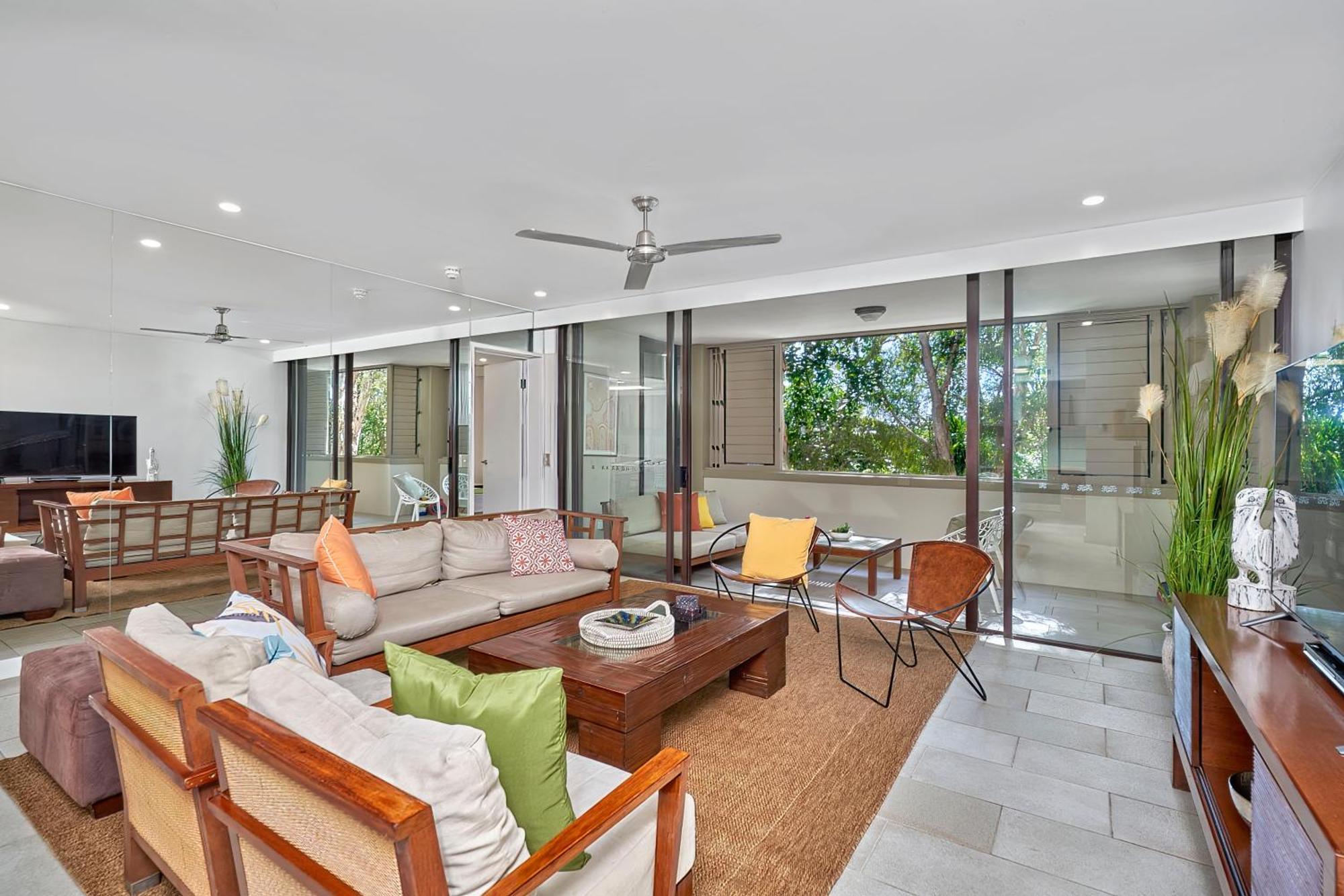 Private Apartments In The Temple Beachfront Resort Palm Cove Habitación foto