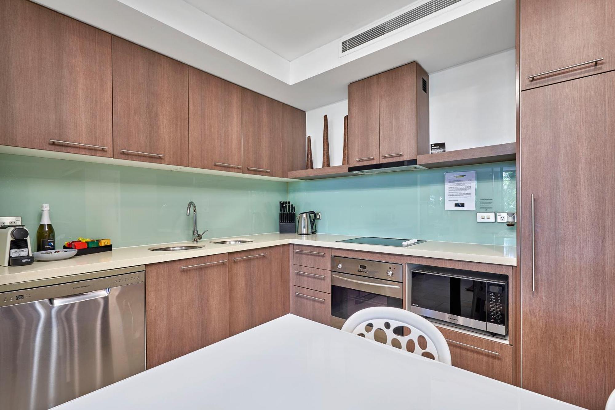 Private Apartments In The Temple Beachfront Resort Palm Cove Habitación foto